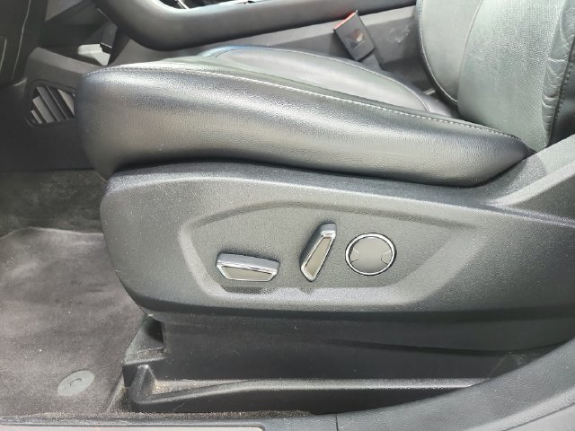 Used 2018 Ford Edge Titanium w/ Equipment Group 301A FWD image 11