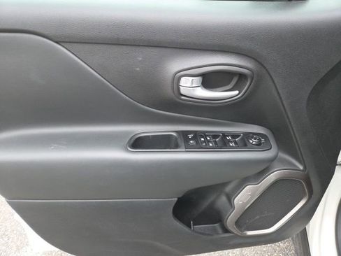 Used 2023 Jeep Renegade Latitude image 14