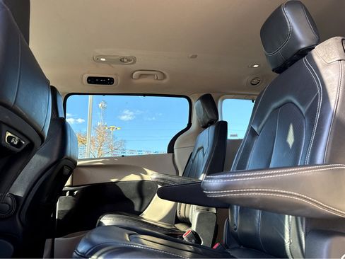 Used 2022 Chrysler Pacifica Touring-L image 20