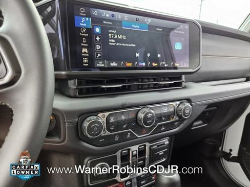 Used 2025 Jeep Gladiator Mojave w/ Convenience Group AWD/4WD image 24