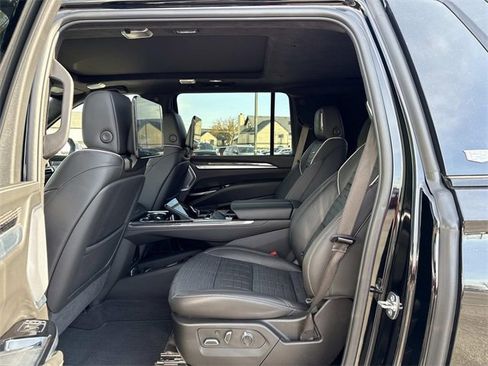 Used 2025 Cadillac Escalade ESV V image 13