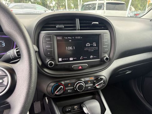Used 2025 Kia Soul LX w/ LX Technology Package FWD image 20