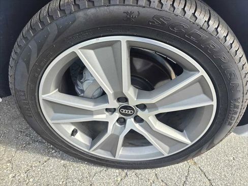 Certified 2025 Audi Q5 2.0T Premium w/ Convenience Plus Package image 9