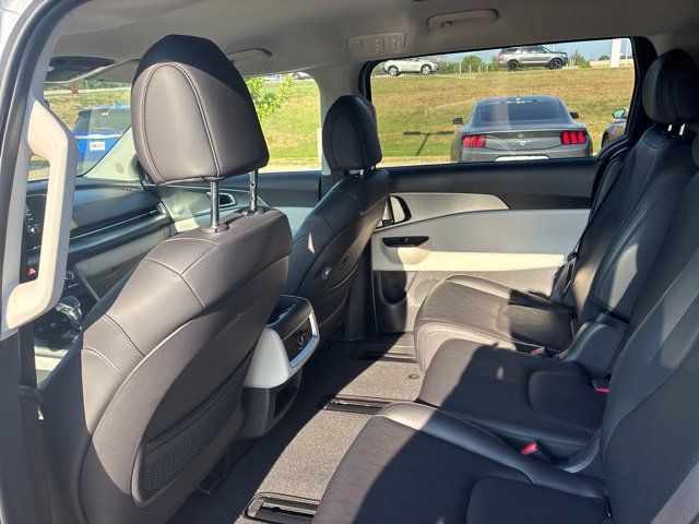 Used 2023 Kia Carnival LX FWD image 8
