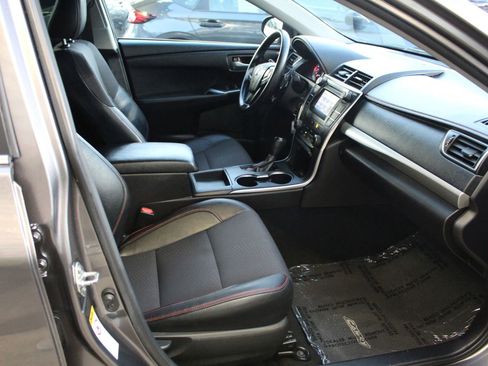 Used 2016 Toyota Camry SE FWD image 9