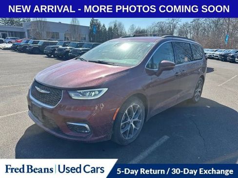 Certified 2022 Chrysler Pacifica Touring-L w/ Uconnect Theater Family Group image 1