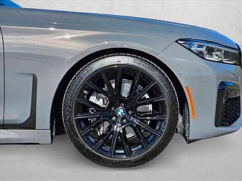 Used 2022 BMW 740i w/ M Sport Package image 25