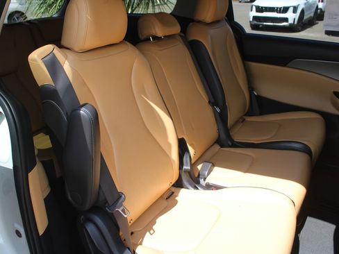 Used 2022 Kia Carnival LX FWD image 7
