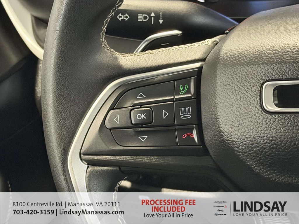 Used 2023 Jeep Grand Cherokee Laredo AWD/4WD image 31