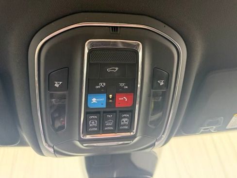 Used 2024 Jeep Grand Cherokee Limited AWD/4WD image 16