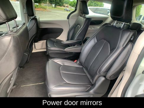 Used 2023 Chrysler Pacifica Touring-L FWD image 29