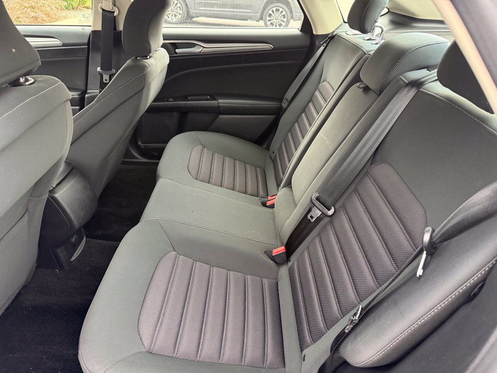 Used 2017 Ford Fusion SE FWD image 11
