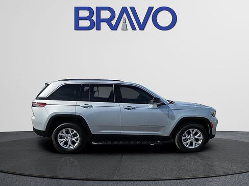 Used 2023 Jeep Grand Cherokee Limited w/ Luxury Tech Group II image 6