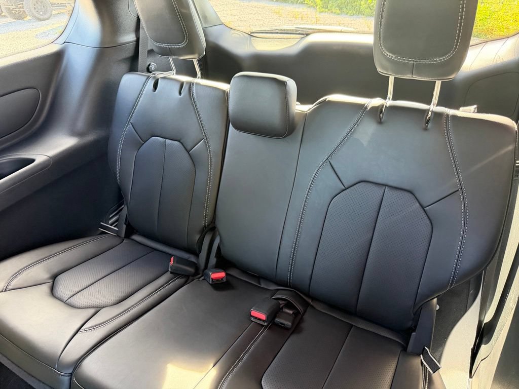 New 2027 Chrysler Pacifica Select FWD image 18