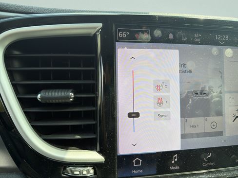 Used 2023 Chrysler Pacifica Touring-L FWD image 23