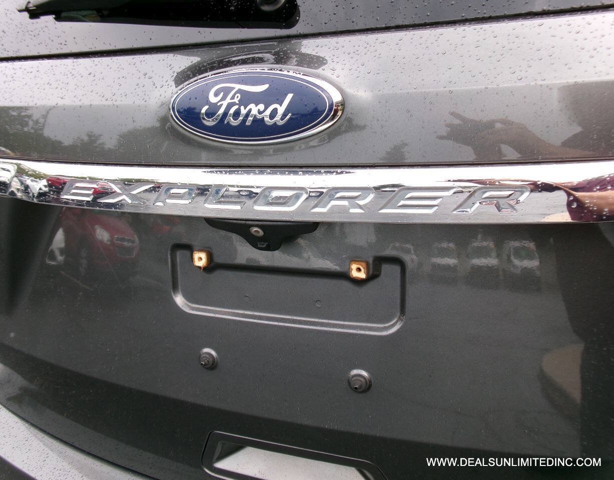 Used 2017 Ford Explorer XLT w/ Equipment Group 202A AWD/4WD image 5