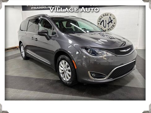 Used 2017 Chrysler Pacifica Touring-L FWD image 1
