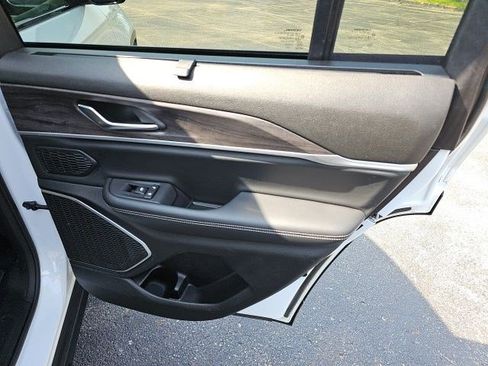 Used 2022 Jeep Grand Cherokee Limited 4xe w/ Luxury Tech Group II image 16