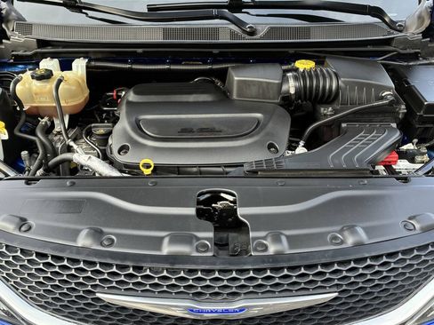 Used 2019 Chrysler Pacifica Touring-L FWD image 24