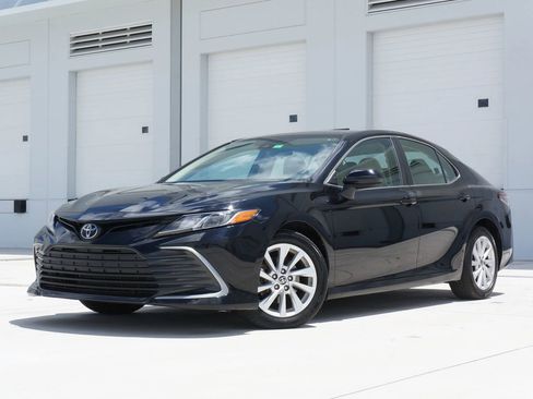 Used 2021 Toyota Camry LE image 5