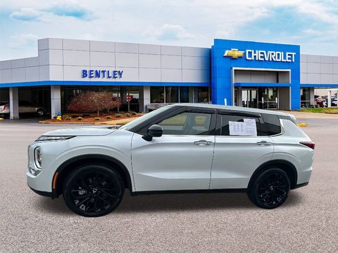 Used 2022 Mitsubishi Outlander SE image 2