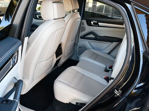 Used 2023 Porsche Cayenne Platinum Edition image 15