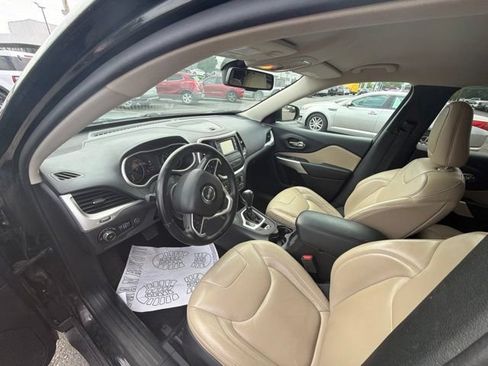 Used 2018 Jeep Cherokee Latitude w/ North All-Season Group AWD/4WD image 14