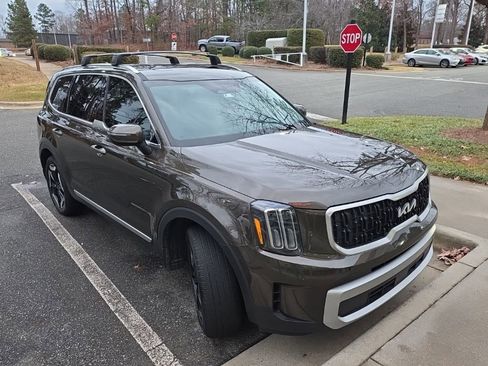 Used 2024 Kia Telluride EX w/ EX Captain's Chair Package image 4