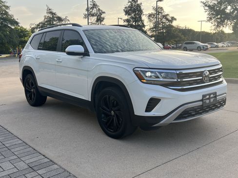 Used 2023 Volkswagen Atlas SE w/ Panoramic Sunroof Package FWD image 2