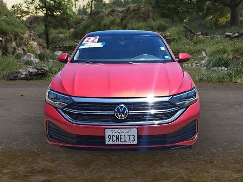 Used 2022 Volkswagen Jetta SE w/ Panoramic Sunroof Package FWD image 3