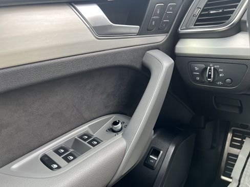 Used 2018 Audi SQ5 Premium Plus w/ Navigation Package image 39