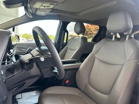 Certified 2025 Toyota Sienna XLE FWD image 9