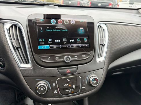 Used 2018 Chevrolet Malibu LT image 16