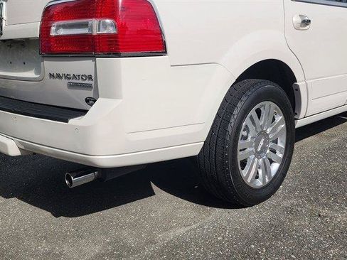 Used 2012 Lincoln Navigator 2WD image 17
