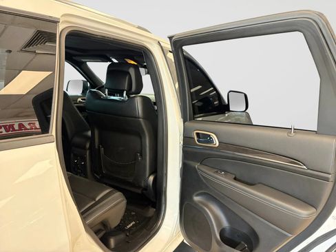 Used 2014 Jeep Grand Cherokee Overland w/ Advanced Technology Group AWD/4WD image 17