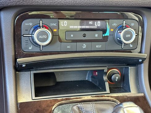 Used 2013 Volkswagen Touareg Executive AWD/4WD image 18