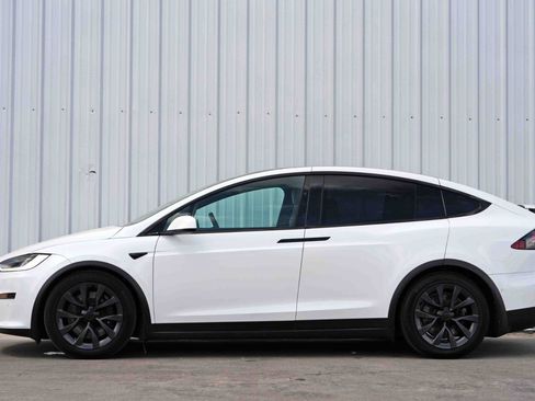 Used 2022 Tesla Model X Plaid image 9