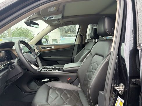 Used 2024 Volkswagen Atlas SE w/ Panoramic Sunroof Package image 2