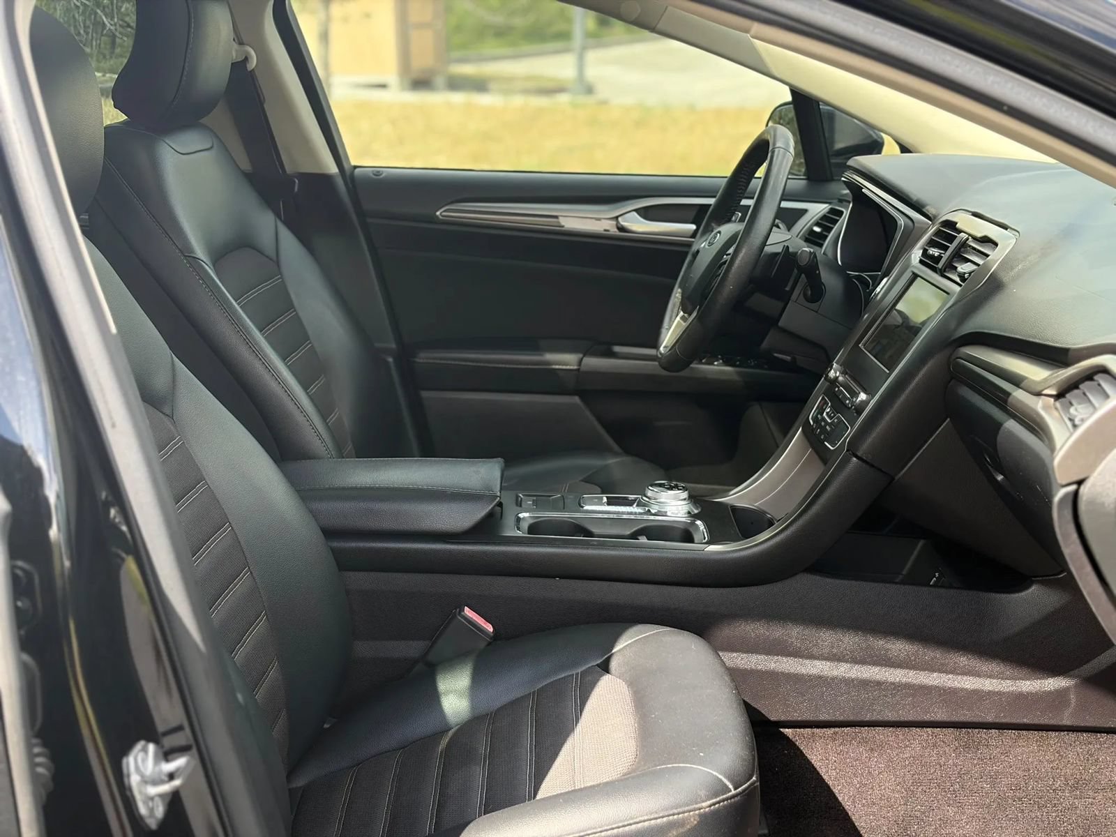 Used 2017 Ford Fusion SE w/ Equipment Group 201A FWD image 14