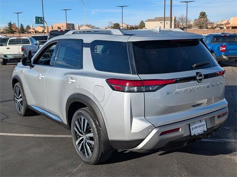 Used 2024 Nissan Pathfinder Platinum image 4