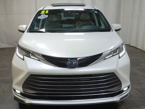 Used 2021 Toyota Sienna Limited image 13