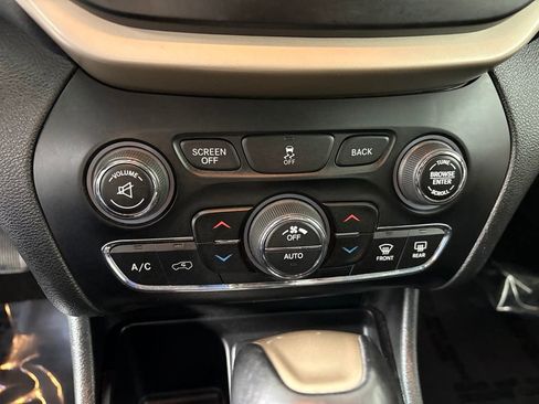 Used 2018 Jeep Cherokee Limited w/ Luxury Group image 20