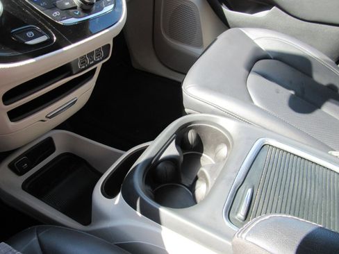 Used 2024 Chrysler Pacifica Touring-L FWD image 7