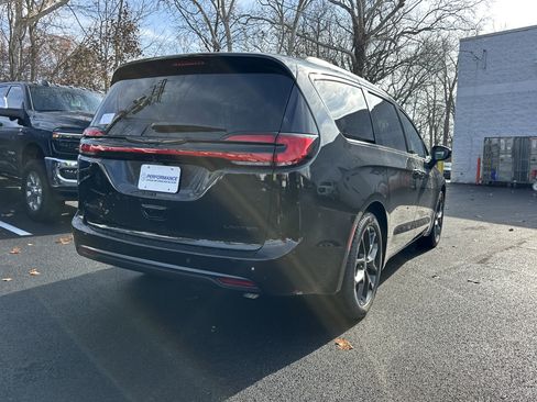 New 2026 Chrysler Pacifica Limited w/ S Appearance Package image 16