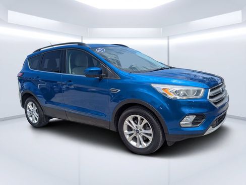 Used 2017 Ford Escape SE w/ Equipment Group 201A FWD image 1