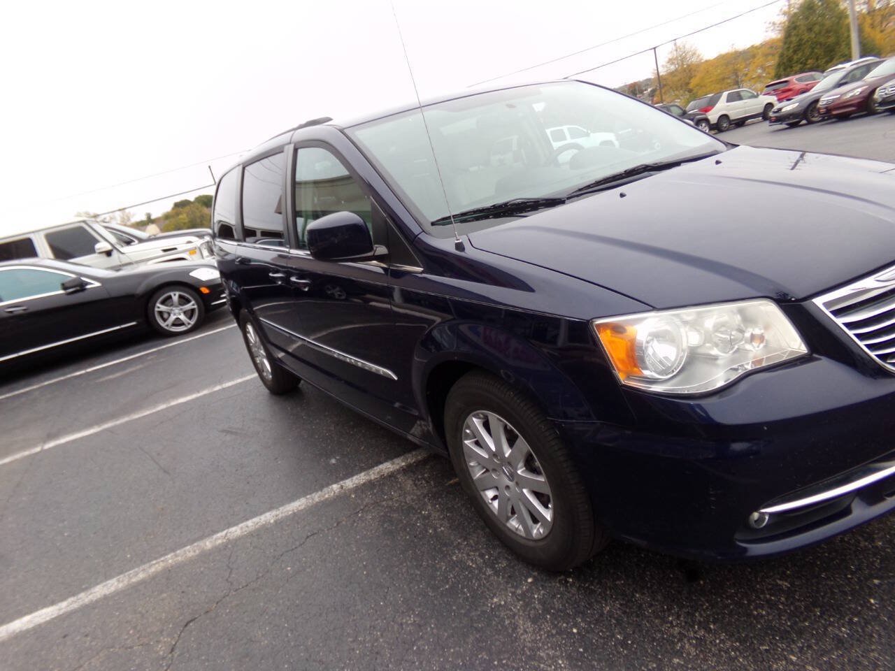 Used 2013 Chrysler Town & Country Touring FWD image 48
