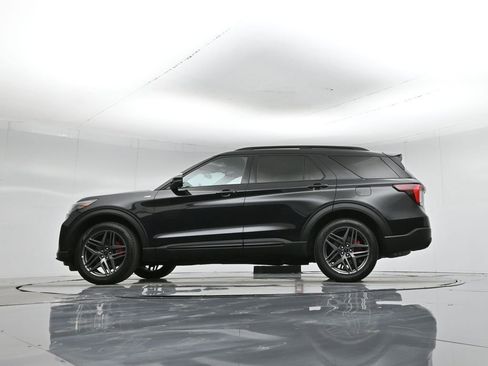 Used 2025 Ford Explorer ST-Line w/ ST-Line Street Pack image 55