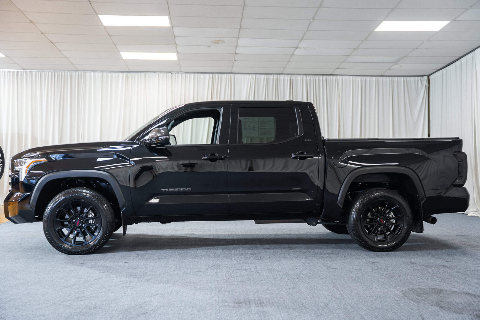 Used 2025 Toyota Tundra SR5 w/ SR5 Premium Package AWD/4WD image 5