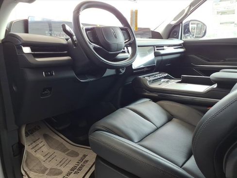 New 2025 Lincoln Navigator L Reserve image 14