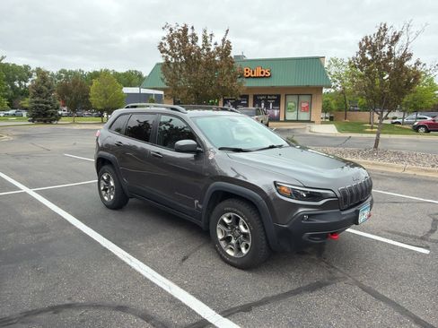 Used 2019 Jeep Cherokee Trailhawk w/ Cold Weather Group AWD/4WD image 2